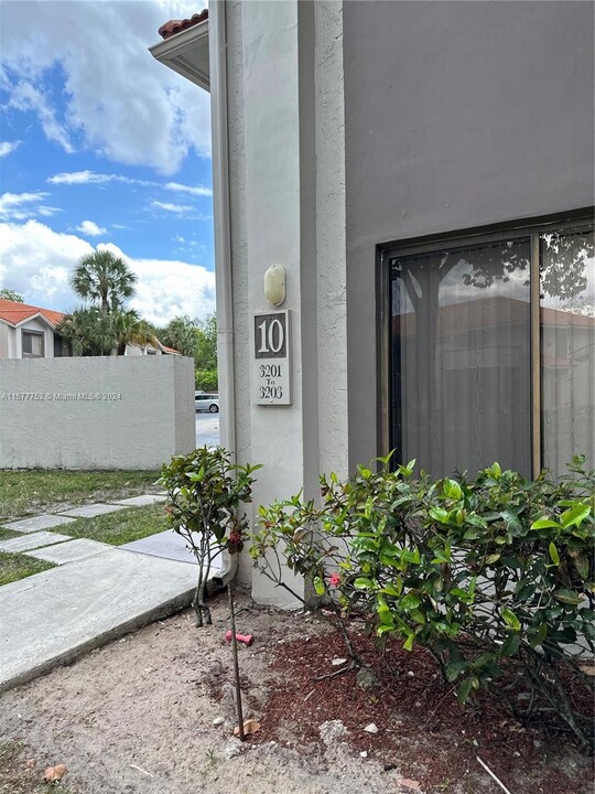 3203 Coral Lake Dr in Coral Springs, FL - Foto de edificio