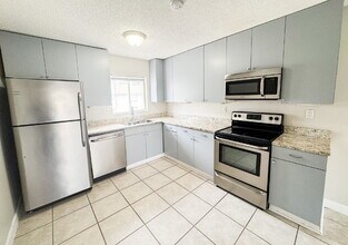 2732C Hidden Lake Blvd in Sarasota, FL - Building Photo - Building Photo