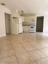 1942 Adams St in Hollywood, FL - Building Photo