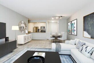 Courtyard Off Main in Bellevue, WA - Foto de edificio - Building Photo