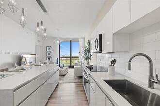 101 Diplomat Pkwy, Unit 1605 in Hallandale Beach, FL - Foto de edificio - Building Photo