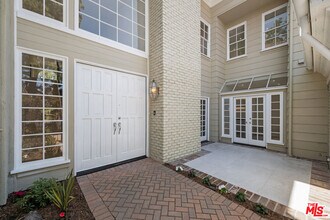 12330 Ridge Cir in Los Angeles, CA - Building Photo - Building Photo