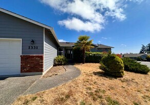 1331 SW Harbor Vista Cir in Oak Harbor, WA - Building Photo