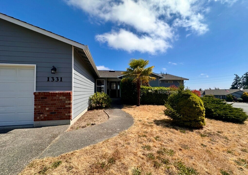 1331 SW Harbor Vista Cir in Oak Harbor, WA - Foto de edificio