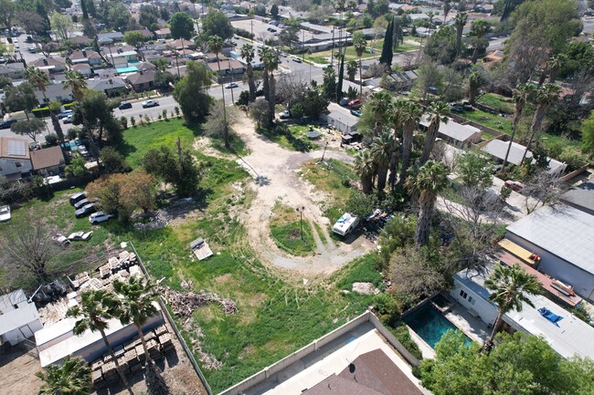 18957 Saticoy St in Reseda, CA - Building Photo - Building Photo