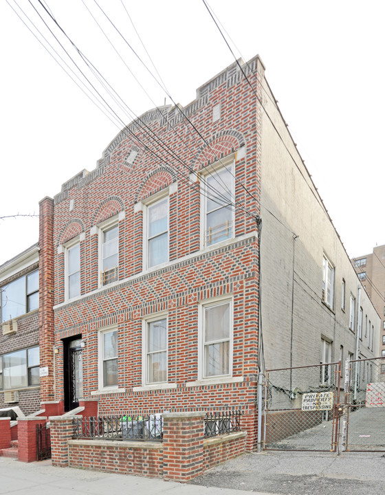 90-15 169th St in Jamaica, NY - Building Photo