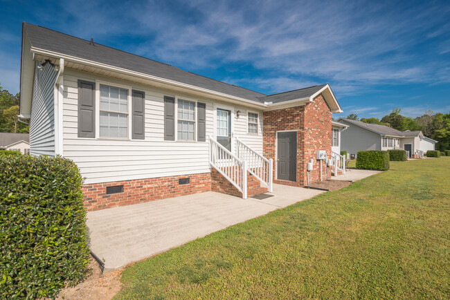 Highlander Green Apartments in Coats, NC - Building Photo - Building Photo