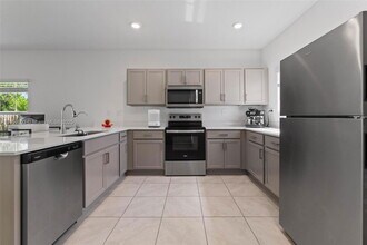 377 E Palm Dr in Florida City, FL - Building Photo - Building Photo