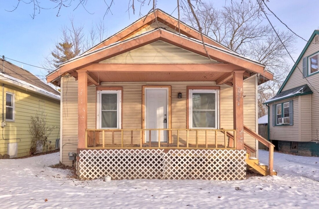 2004 Sheridan Ave in Saginaw, MI - Building Photo