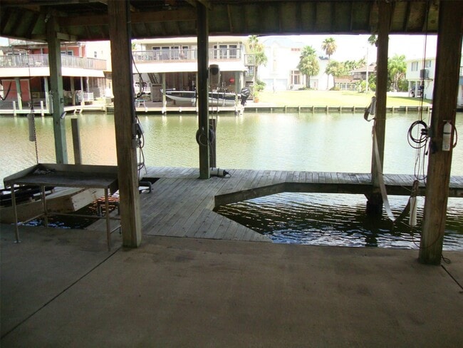 1406 Lotus Dr in Tiki Island, TX - Building Photo - Building Photo