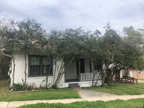 1230 20th St in Huntsville, TX - Building Photo - Building Photo