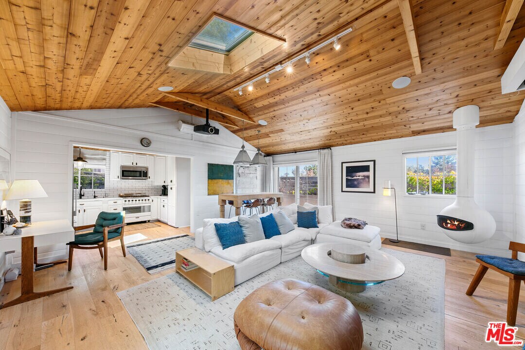 7038 Dume Dr in Malibu, CA - Building Photo