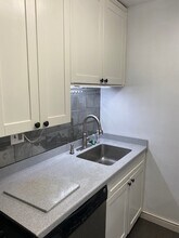 2400 41st St NW, Unit 302 in Washington, DC - Foto de edificio - Building Photo