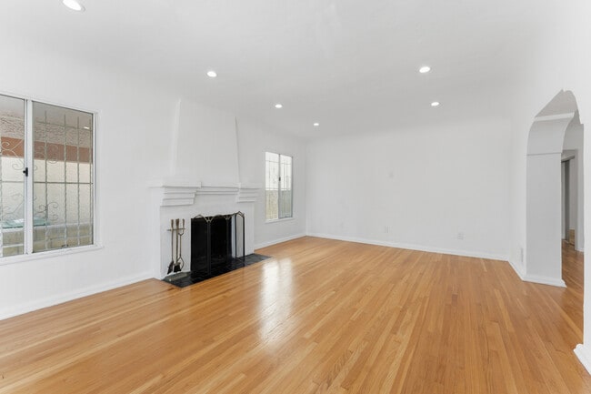 824 S Holt Ave in Los Angeles, CA - Foto de edificio - Building Photo