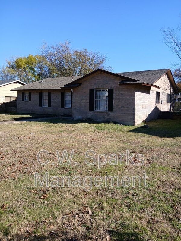 7840 Mirage Valley Dr in Dallas, TX - Building Photo - Building Photo