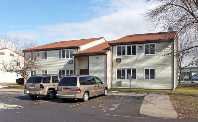 Lakeside Village Apartments in Canandaigua, NY - Foto de edificio - Building Photo