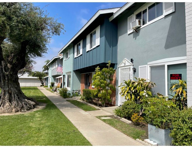 19756 Kingswood Ln in Huntington Beach, CA - Building Photo