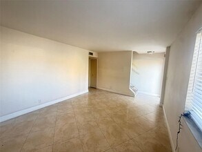 5646 Blueberry Ct in Lauderhill, FL - Building Photo - Building Photo