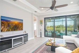 8013 Calle Canovas Ct in Naples, FL - Building Photo