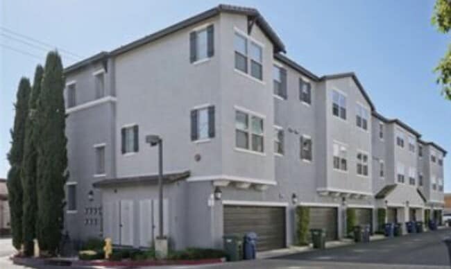 2997 E Pacific Coast Hwy in Signal Hill, CA - Building Photo - Building Photo