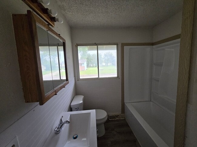 2106 Wellesley Dr in Topeka, KS - Building Photo - Building Photo