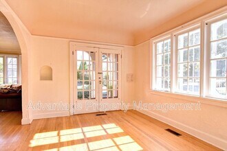 2015 NW Van Buren Ave in Corvallis, OR - Building Photo - Building Photo