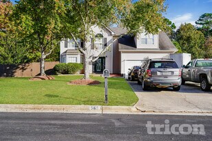 589 Lakewater View Dr in Stone Mountain, GA - Building Photo