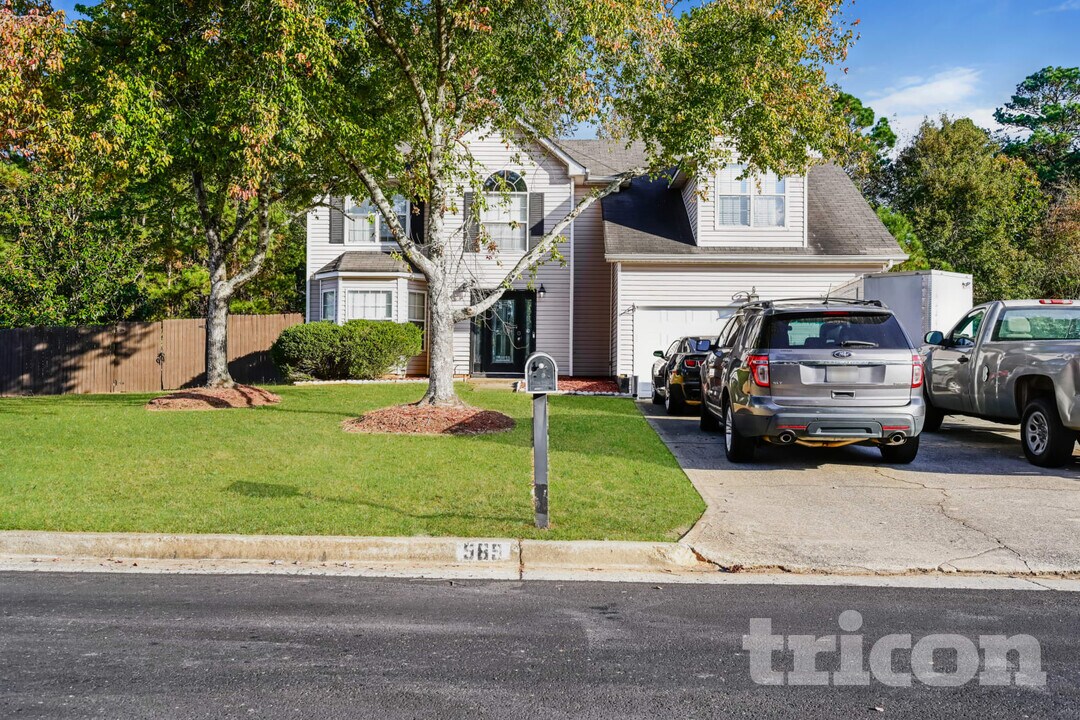 589 Lakewater View Dr in Stone Mountain, GA - Foto de edificio