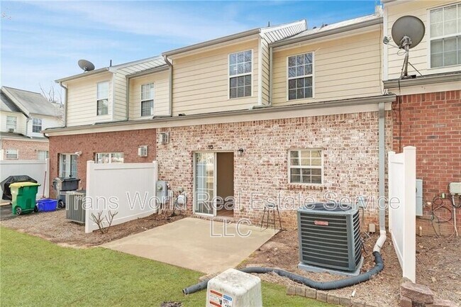 1102 Pleasant Oaks Ct in Lawrenceville, GA - Foto de edificio - Building Photo