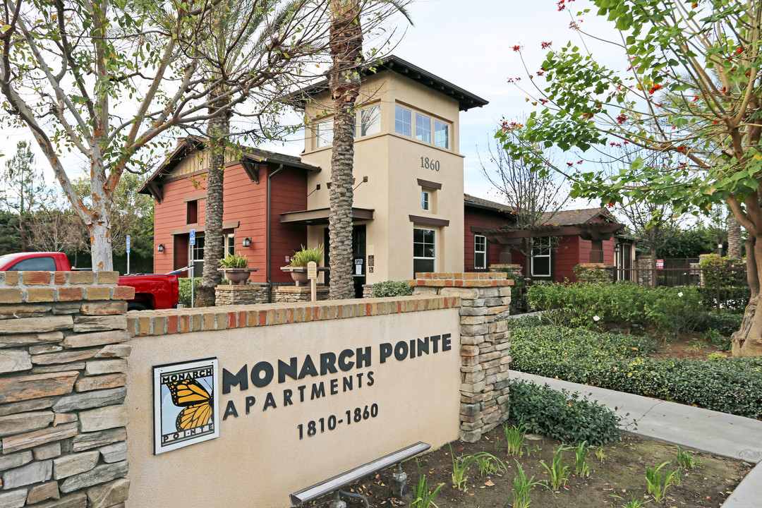 Monarch Pointe Apartments in Anaheim, CA - Foto de edificio