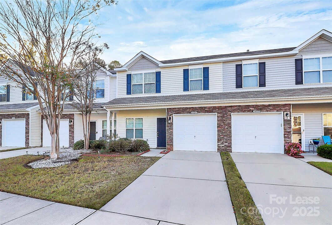14051 Singleleaf Lane in Charlotte, NC - Foto de edificio