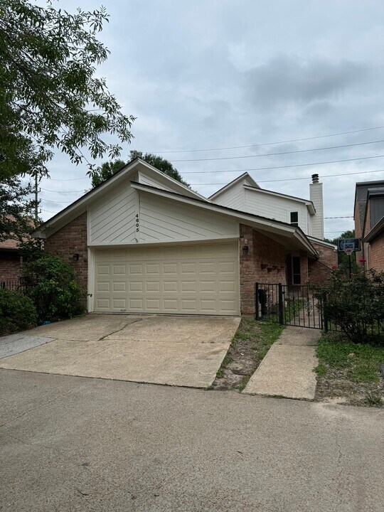 4605 Cashel Glen Dr in Houston, TX - Building Photo