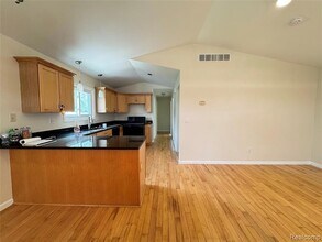 15345 Jackson St in Taylor, MI - Foto de edificio - Building Photo