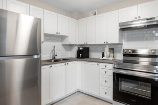 Bowling Green IV in Kingston, ON - Building Photo