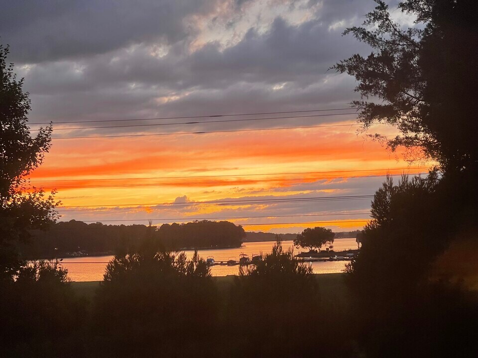 16015 Kelly Park Cir in Huntersville, NC - Building Photo