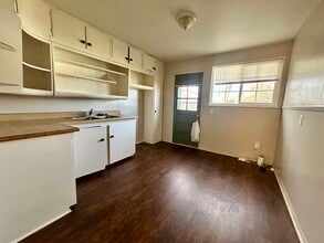 210 E 10th St in Newton, KS - Building Photo - Building Photo