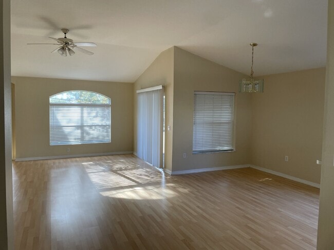 13408 Teaberry Ln in Spring Hill, FL - Foto de edificio - Building Photo