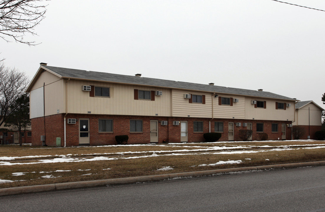 Regina Manor in Toledo, OH - Building Photo