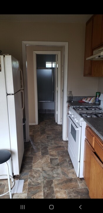 117 E 6th St, Unit Duplex in Bakersfield, CA - Building Photo