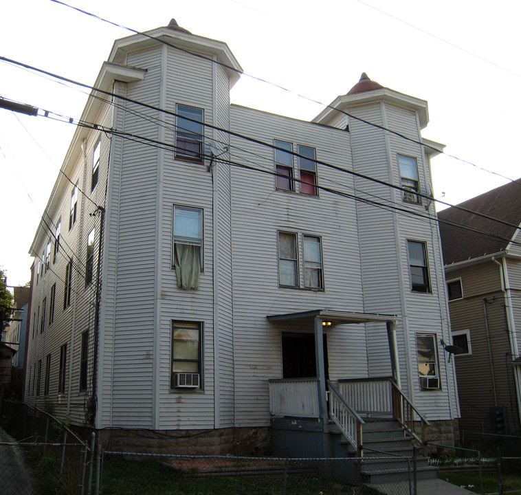 164 Chestnut Ave in Waterbury, CT - Building Photo