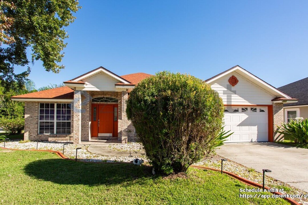 4863 Frost Lake Dr in Jacksonville, FL - Building Photo