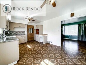 1117 E 17th Ave in Hutchinson, KS - Foto de edificio - Building Photo