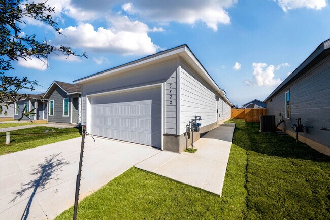 3822 Glade Crk in San Antonio, TX - Building Photo - Building Photo