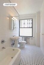 525 W End Ave in New York, NY - Building Photo - Building Photo