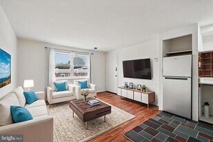 409 Naomi St in Philadelphia, PA - Building Photo