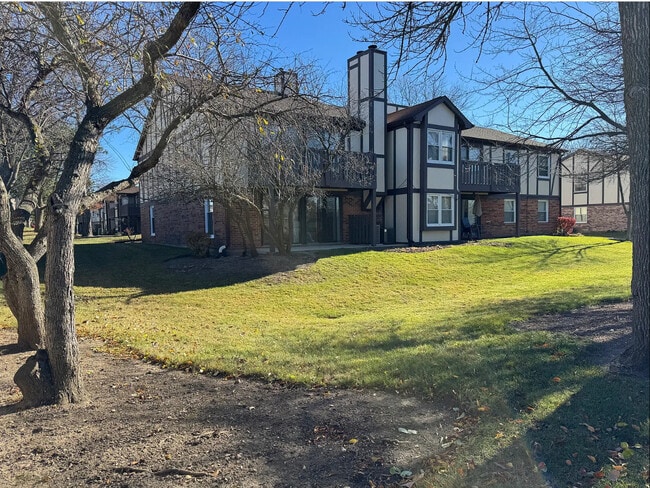 2950 Northampton Dr in Rolling Meadows, IL - Building Photo - Building Photo