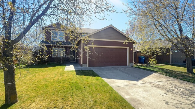 3466 SW Evergreen Ave in Redmond, OR - Building Photo - Building Photo