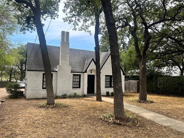 property at 2107 W Oak St