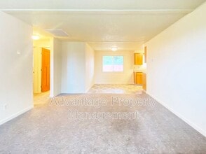 411-413 E 3rd St in Halsey, OR - Foto de edificio - Building Photo