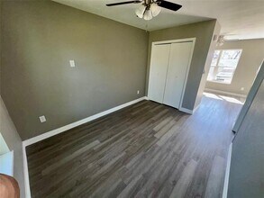 410 S College Dr in Keene, TX - Foto de edificio - Building Photo